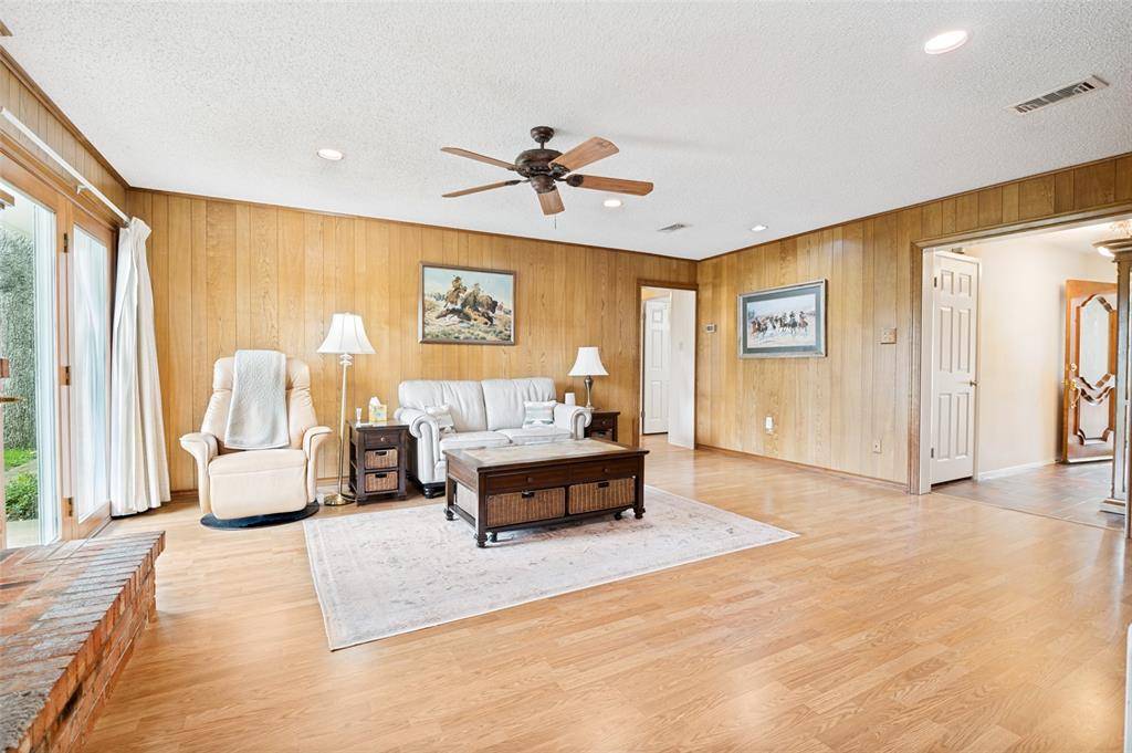 607 N Parkridge Drive, Mansfield, TX 76063