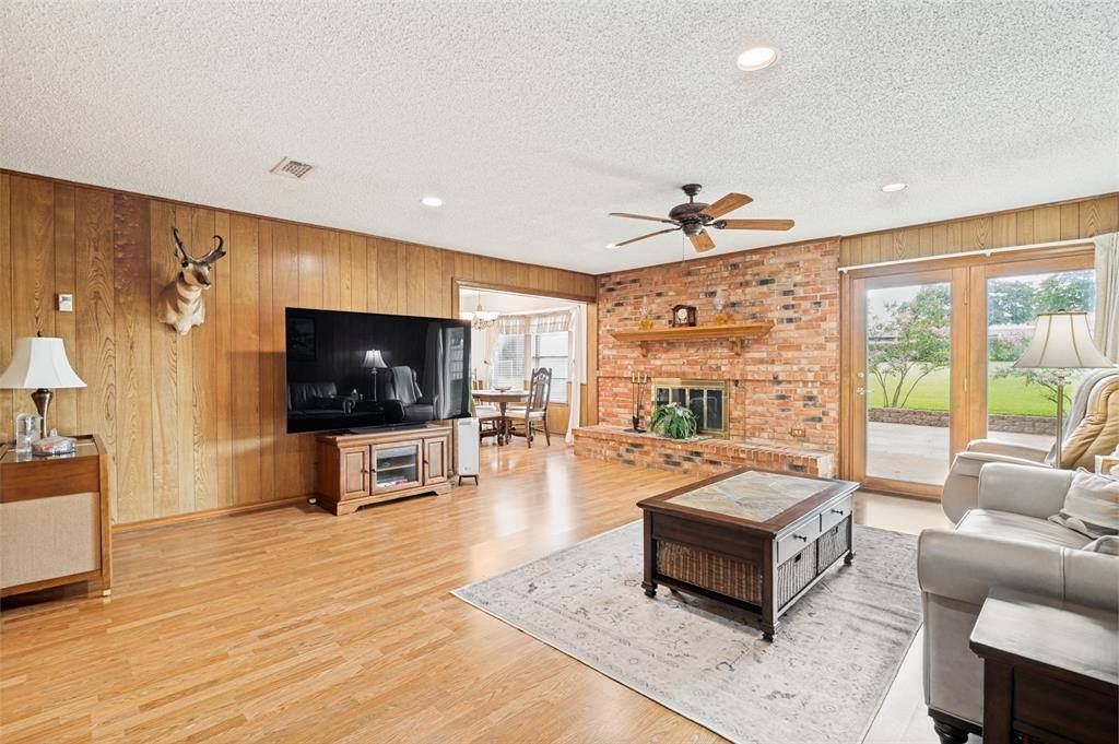607 N Parkridge Drive, Mansfield, TX 76063