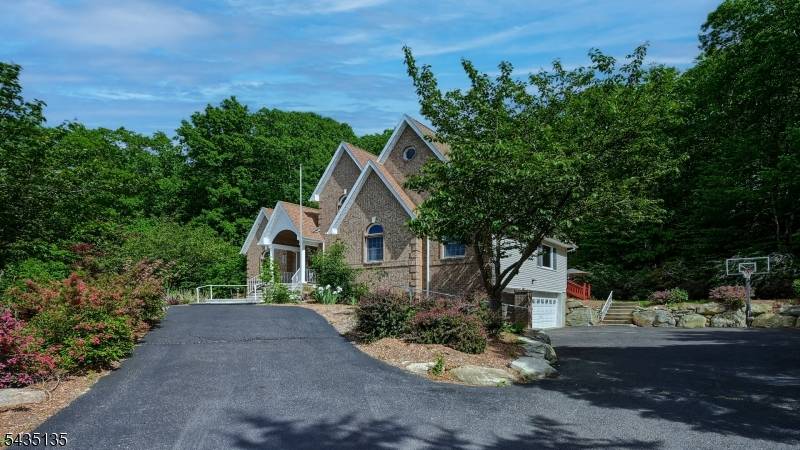 26 Stonehedge Dr, Hardyston Twp., NJ 07460