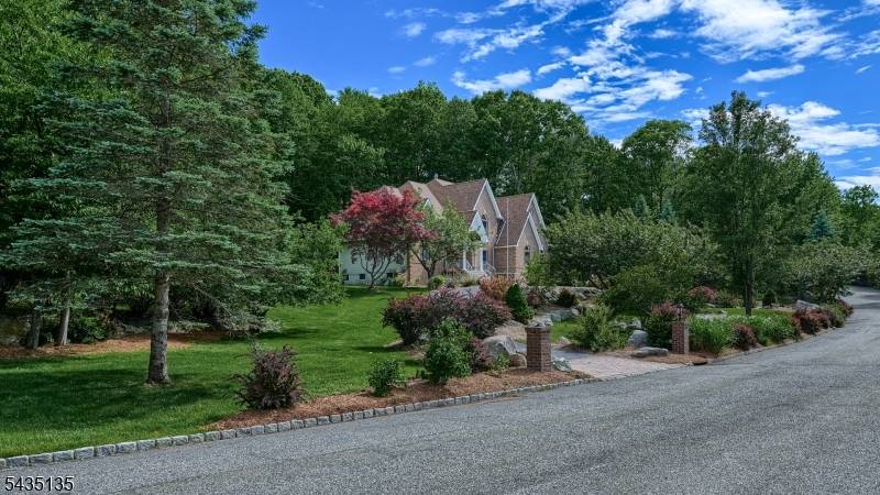 26 Stonehedge Dr, Hardyston Twp., NJ 07460