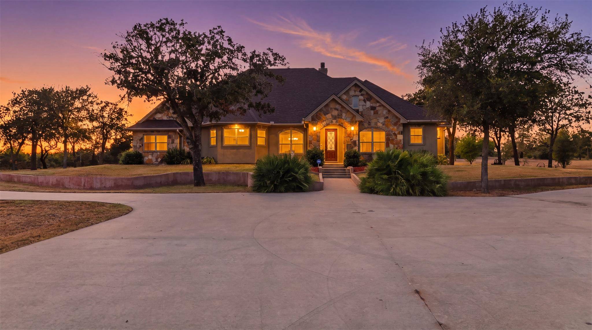 432 Creekwood DR, Gonzales, TX 78629