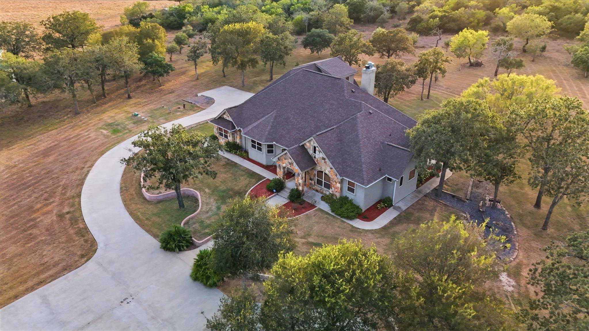 432 Creekwood DR, Gonzales, TX 78629