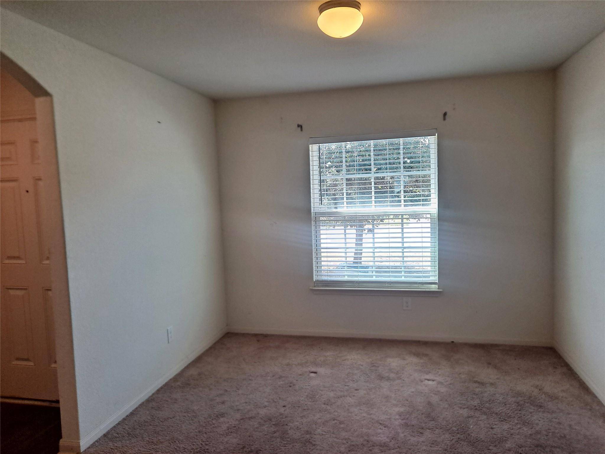 685 Yearwood LN, Jarrell, TX 76537