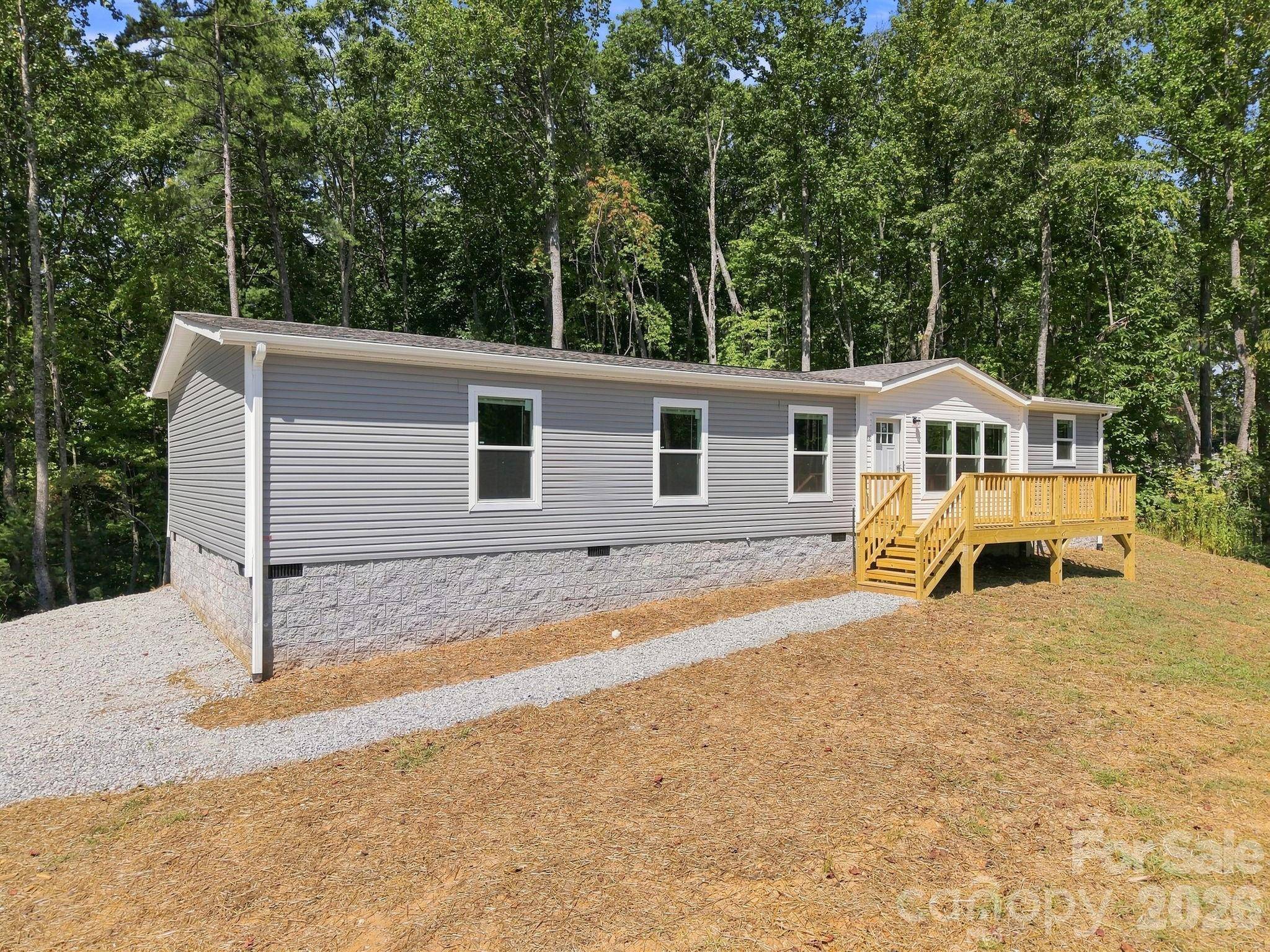93 Foxcroft LN, Flat Rock, NC 28792