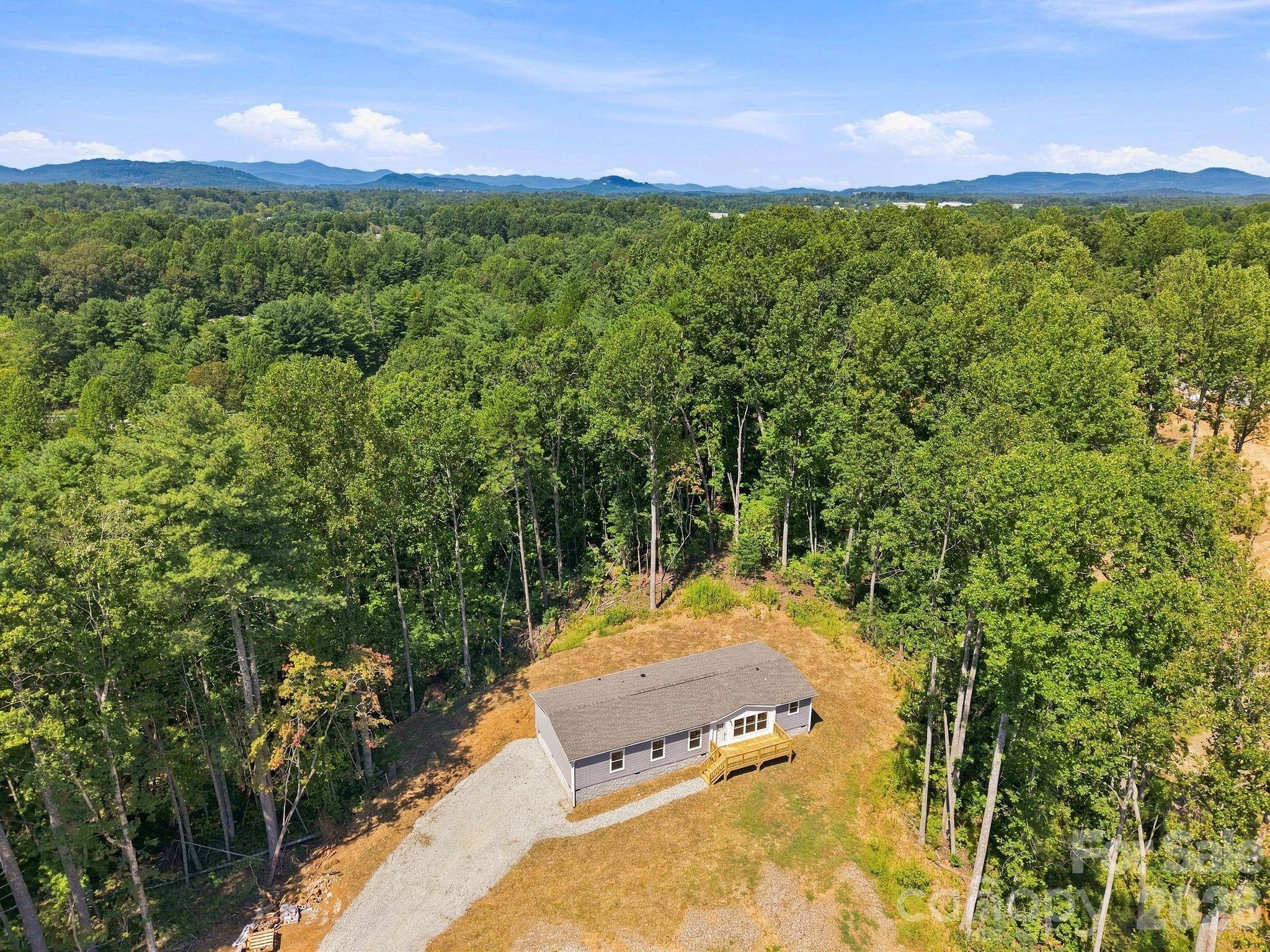 93 Foxcroft LN, Flat Rock, NC 28792