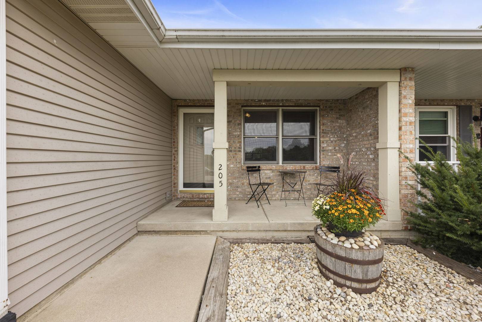 205 Suzy CT, Plano, IL 60545