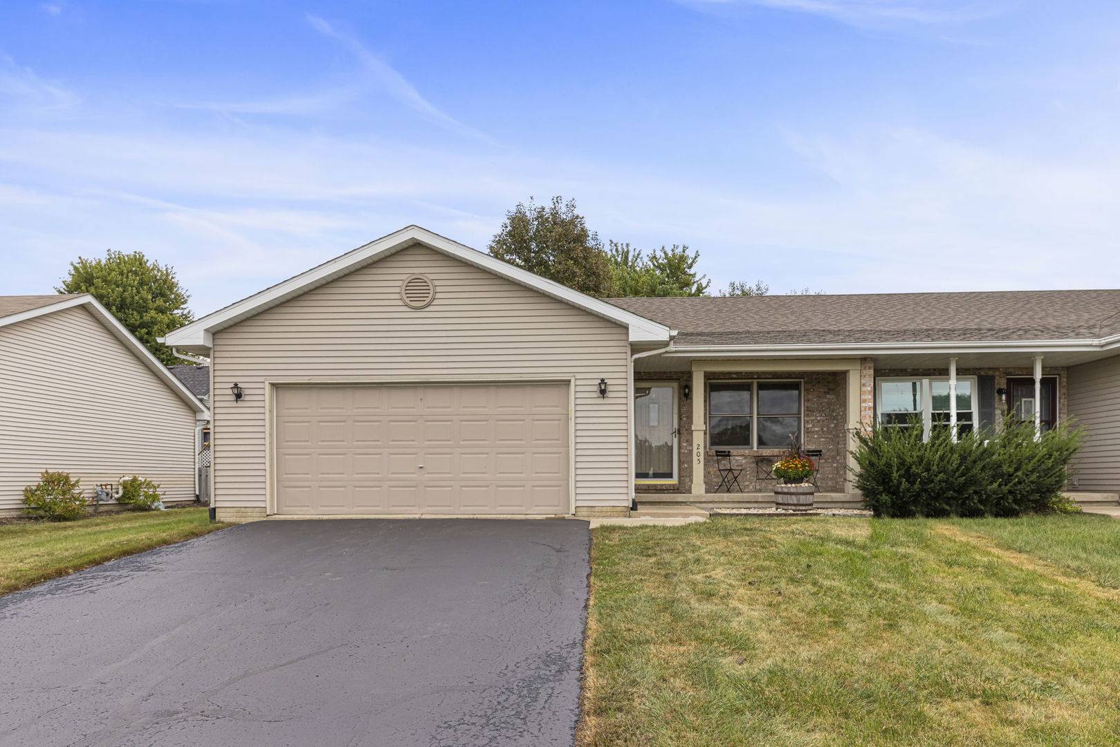 205 Suzy CT, Plano, IL 60545