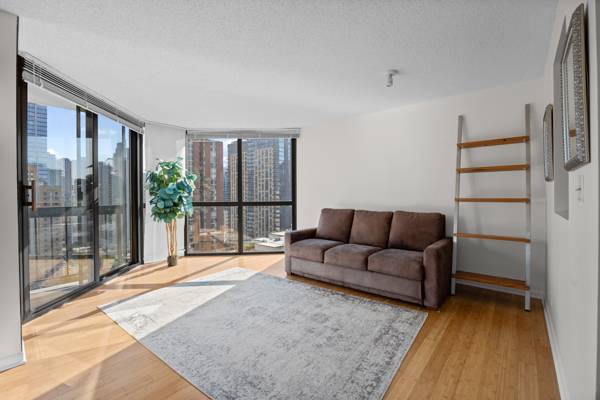 33 W Delaware PL #20G, Chicago, IL 60610