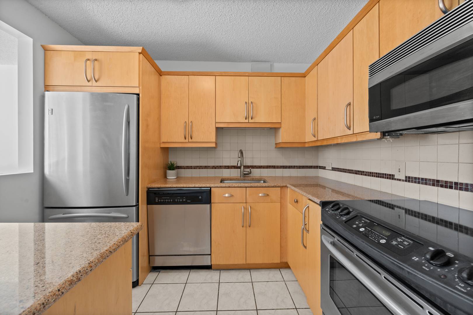 33 W Delaware PL #20G, Chicago, IL 60610