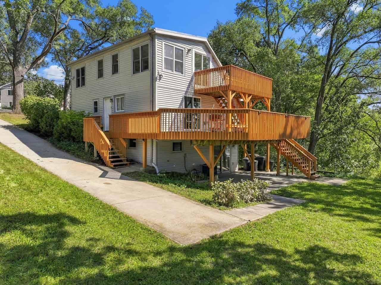 205 Hillside DR, Island Lake, IL 60042