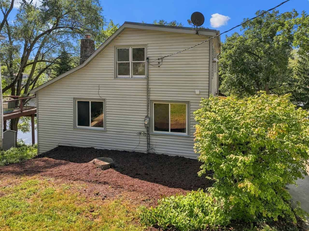 205 Hillside DR, Island Lake, IL 60042