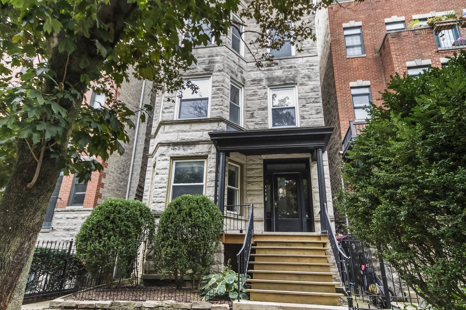 847 W Roscoe ST #1, Chicago, IL 60657