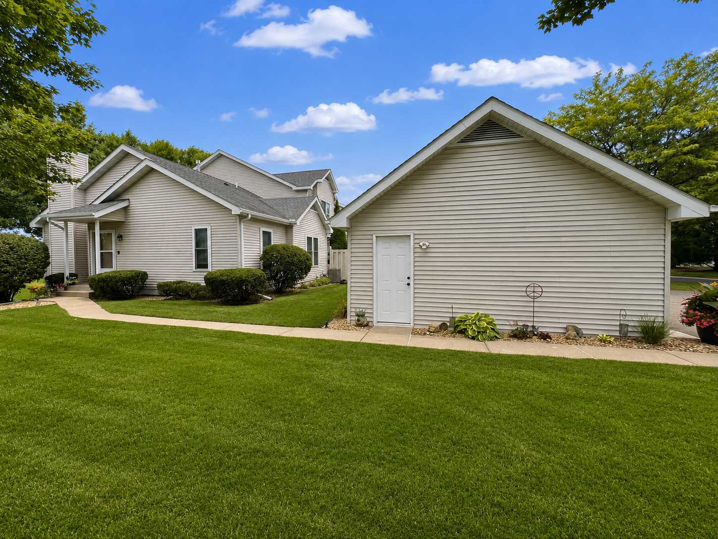 10295 Arrowwood DR, Eden Prairie, MN 55347