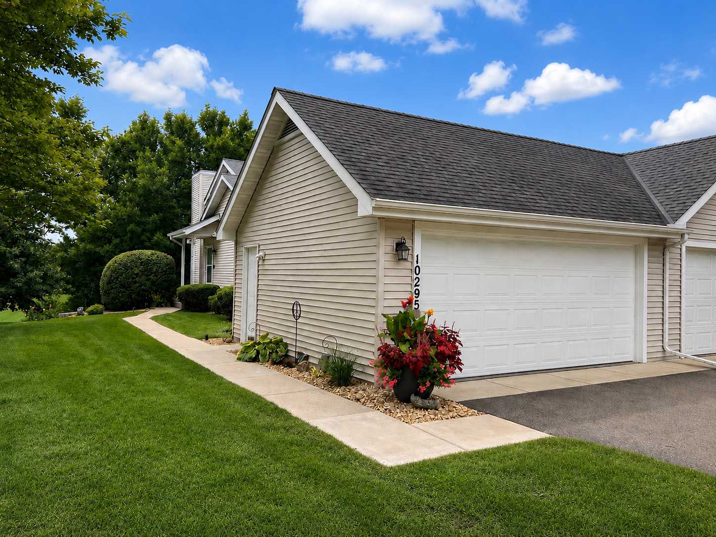 10295 Arrowwood DR, Eden Prairie, MN 55347