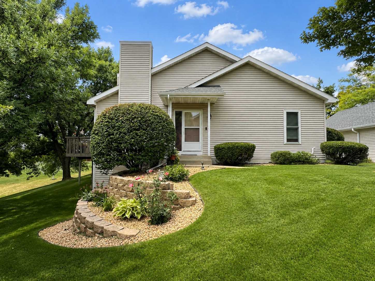 10295 Arrowwood DR, Eden Prairie, MN 55347