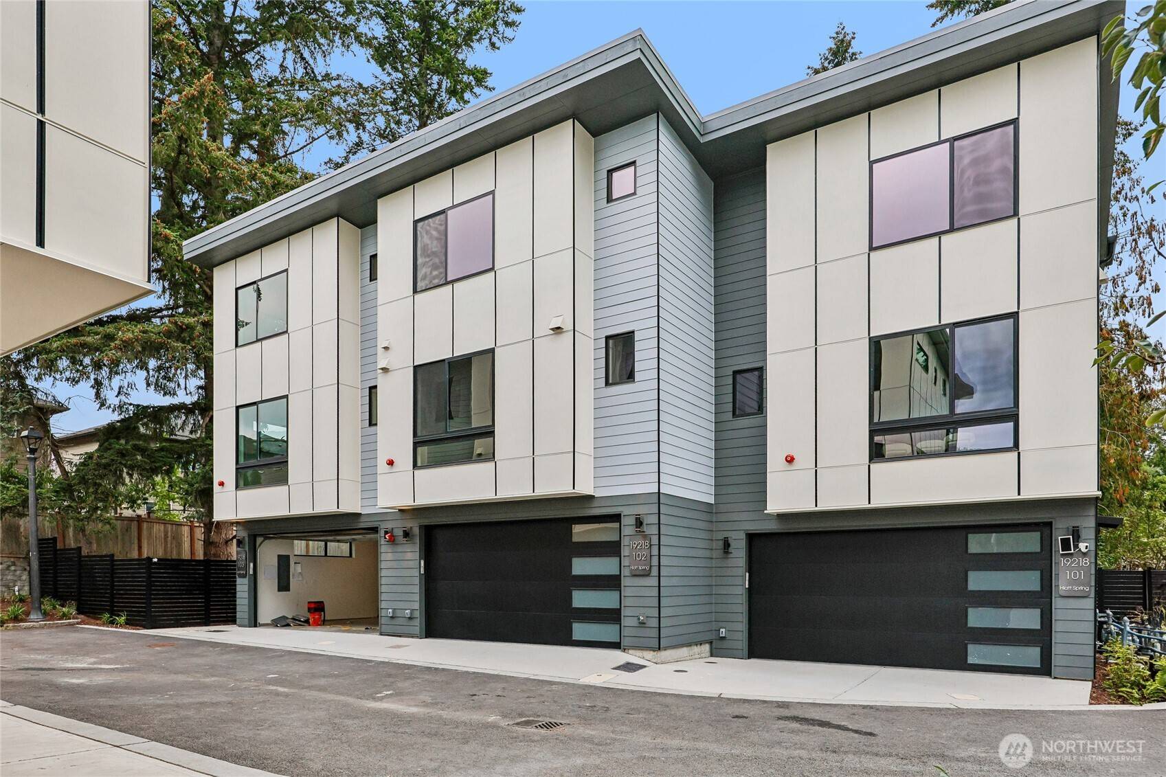 19218 77th CT NE #102, Kenmore, WA 98028