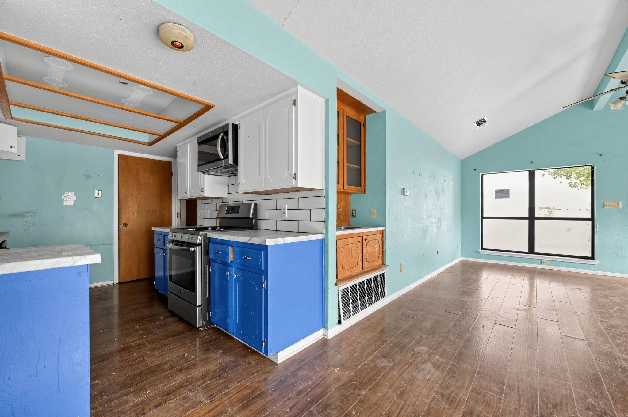 1805 Cedarlawn ST, Taylor, TX 76574