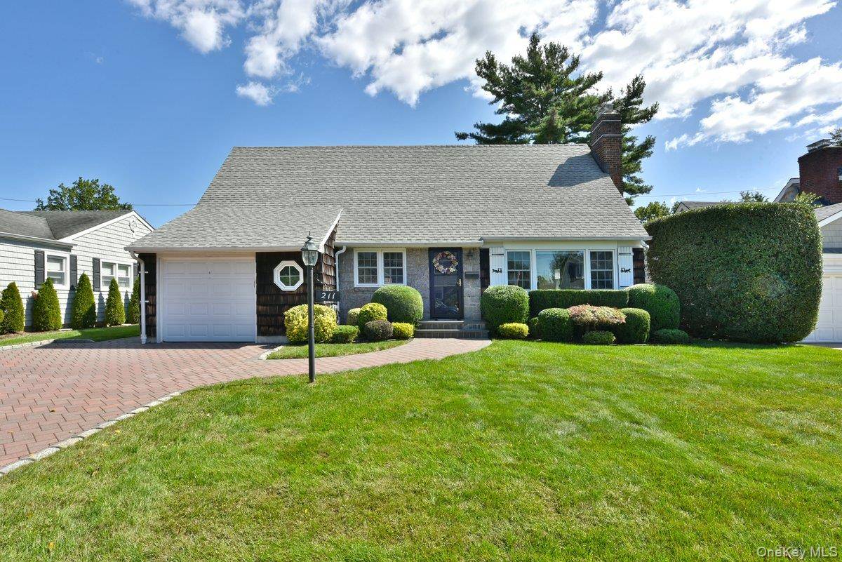 211 Wellington RD, Garden City, NY 11530