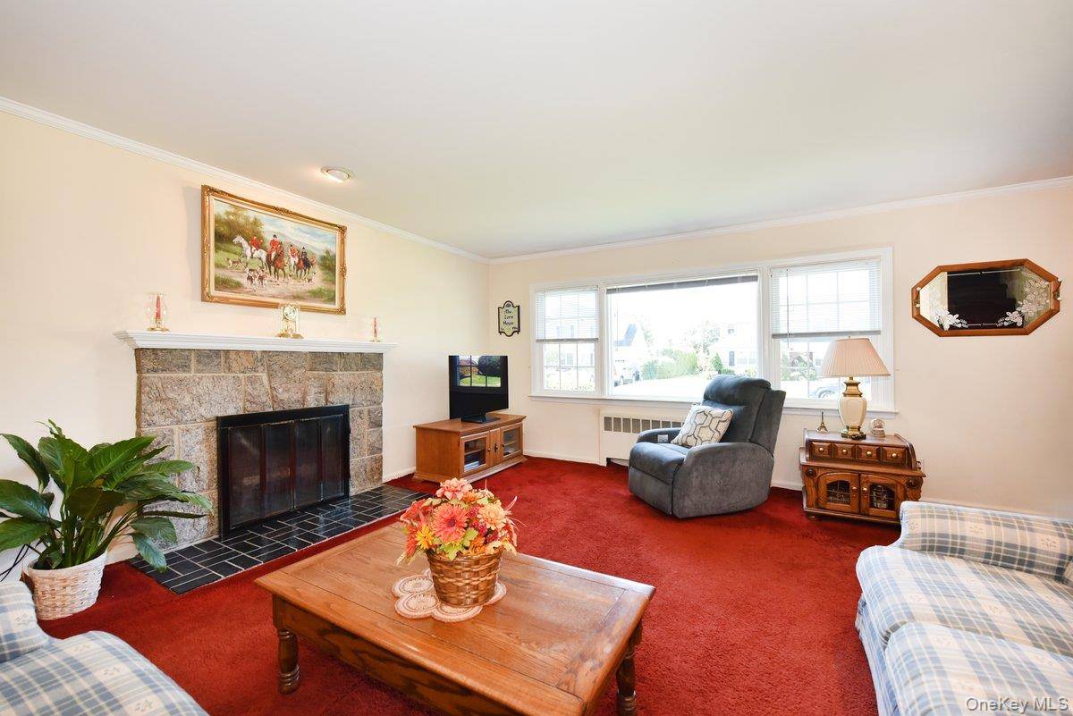 211 Wellington RD, Garden City, NY 11530