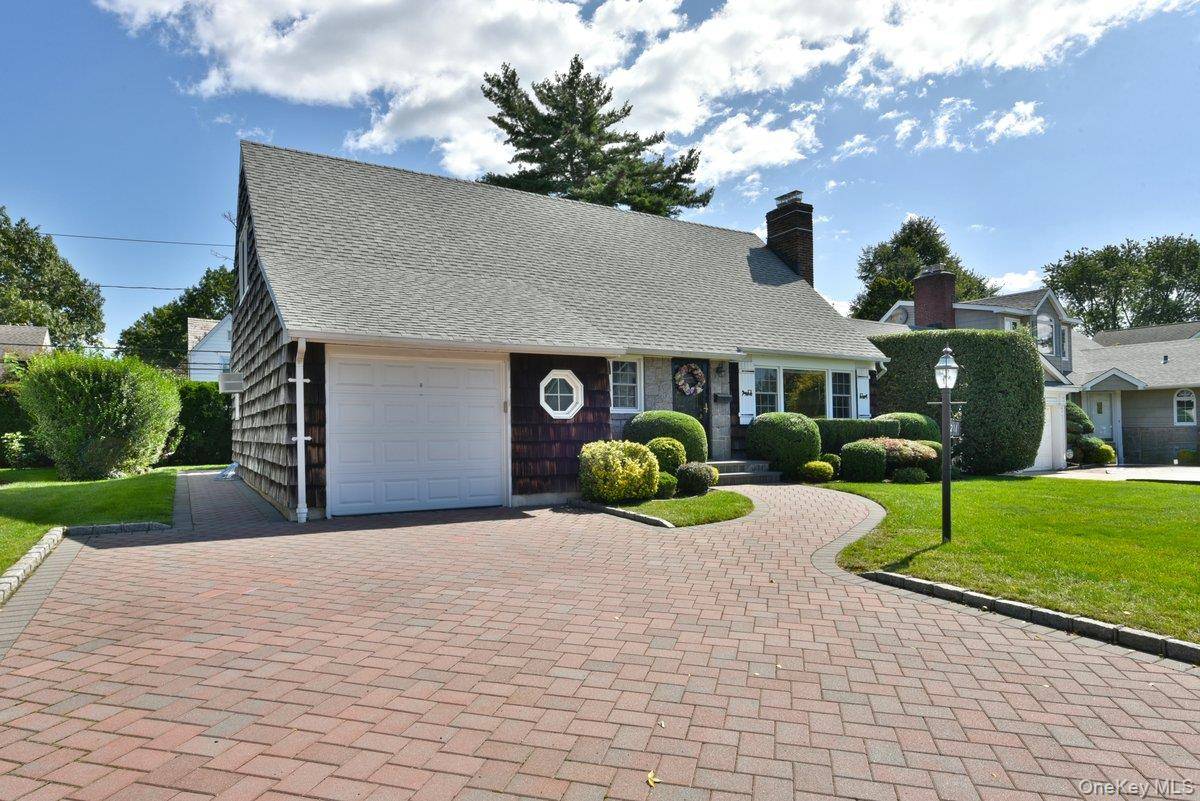 211 Wellington RD, Garden City, NY 11530