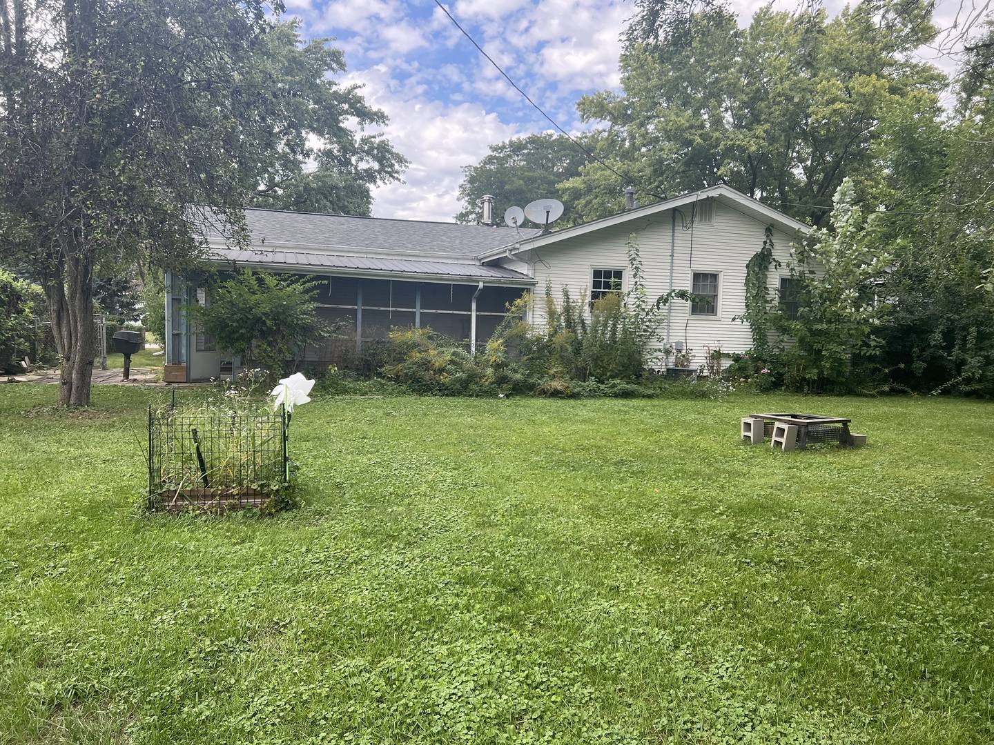 214 April LN, North Aurora, IL 60542