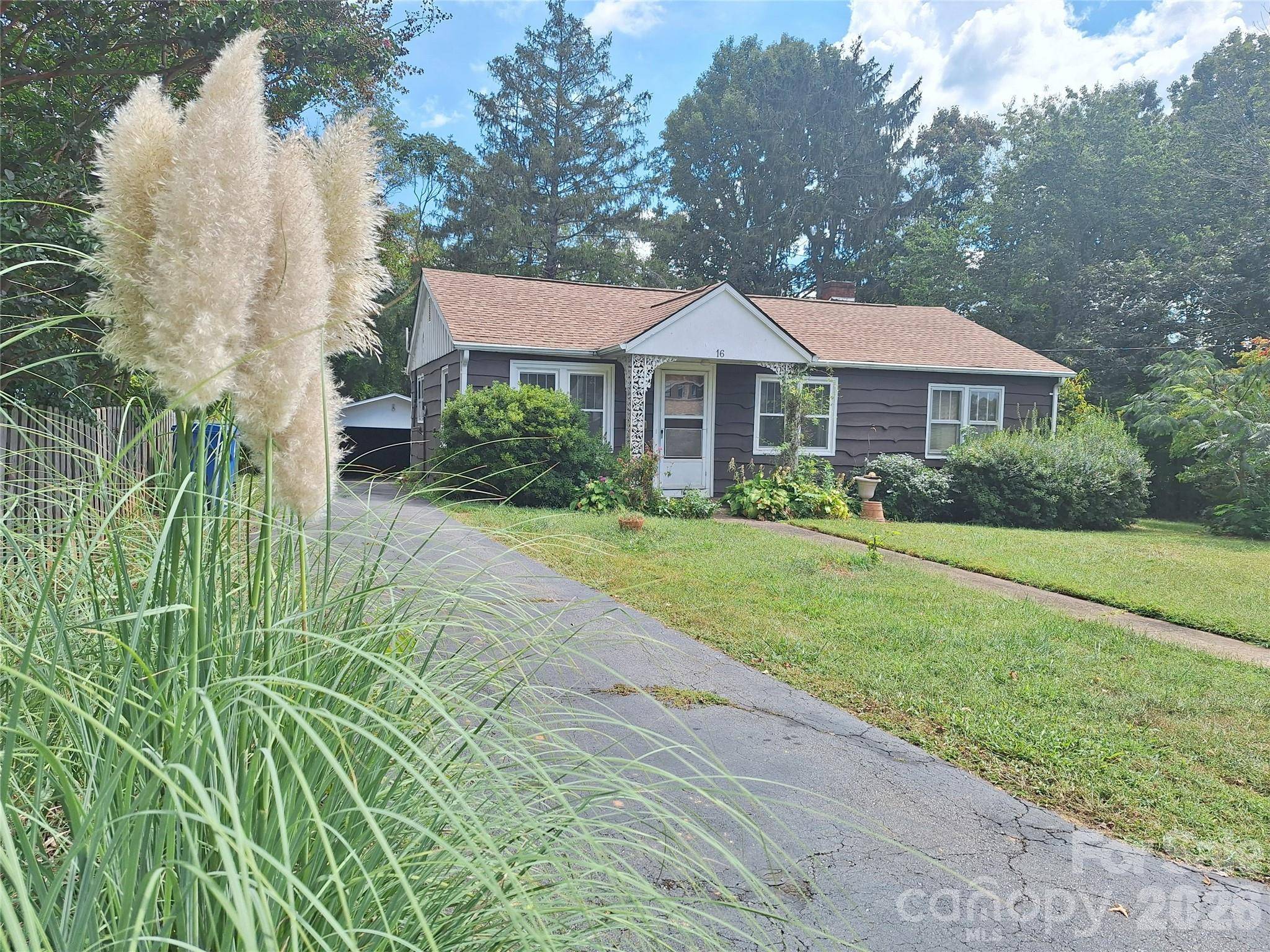 16 Shannon DR, Asheville, NC 28803