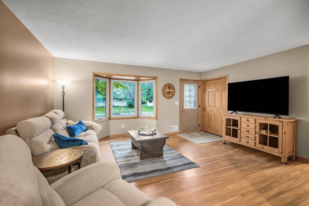 9581 Pilgrim LN N, Maple Grove, MN 55369
