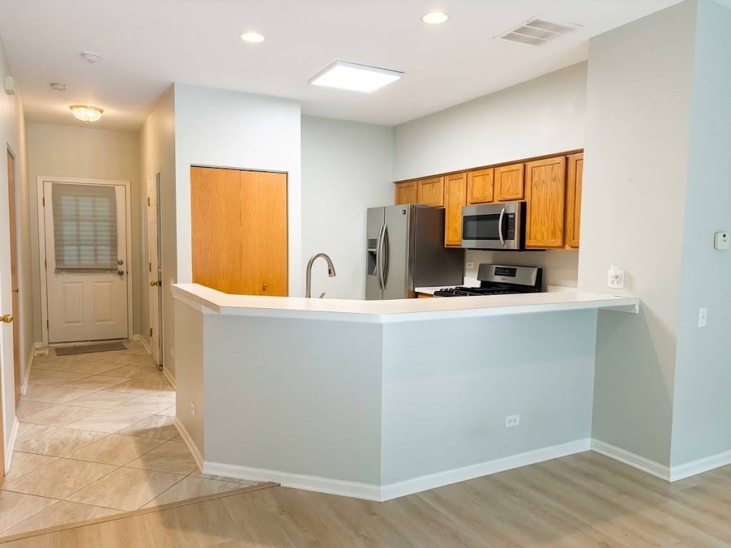2943 Stonewater DR #2943, Naperville, IL 60564