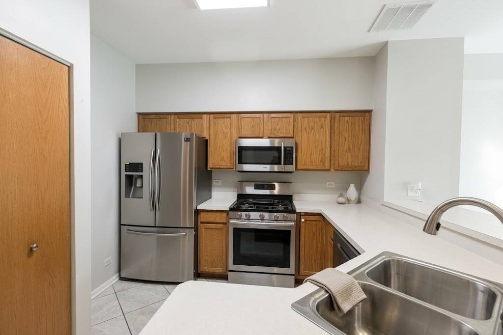 2943 Stonewater DR #2943, Naperville, IL 60564