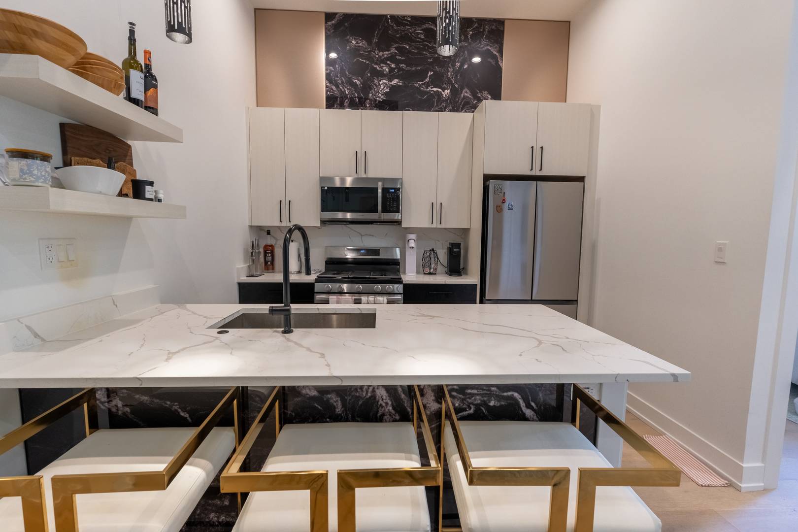 77 W Chestnut ST #3B, Chicago, IL 60610