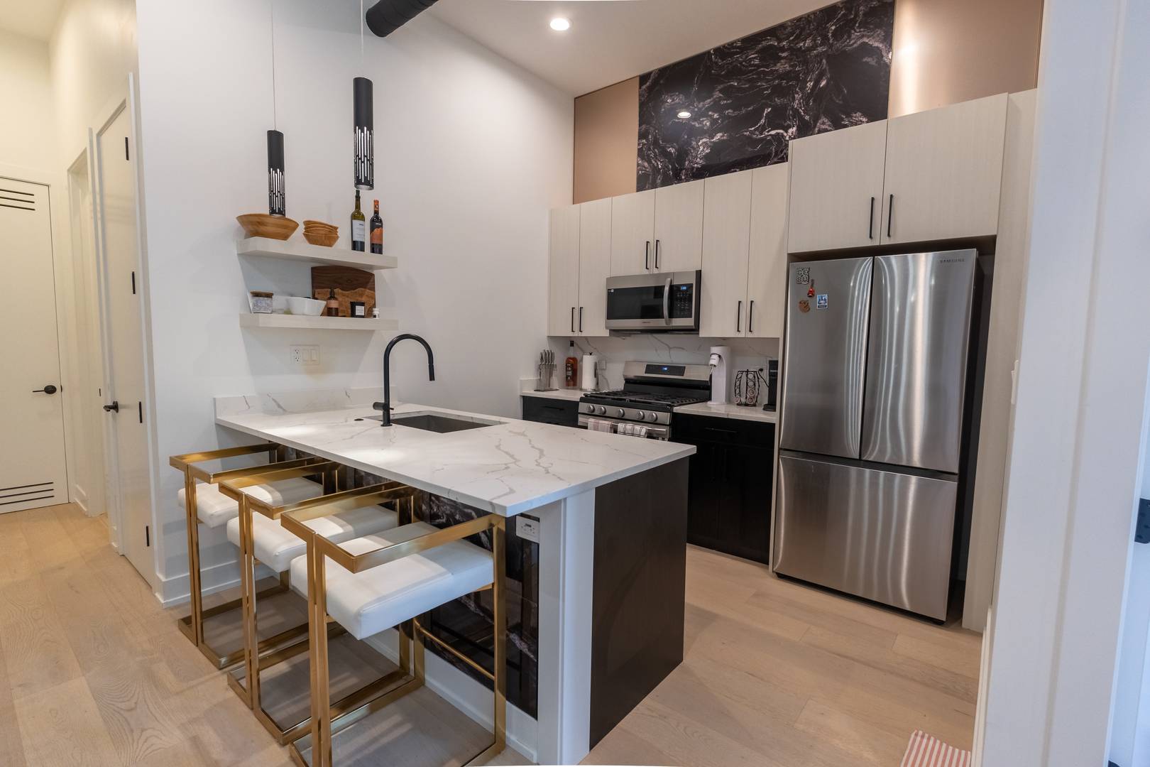77 W Chestnut ST #3B, Chicago, IL 60610