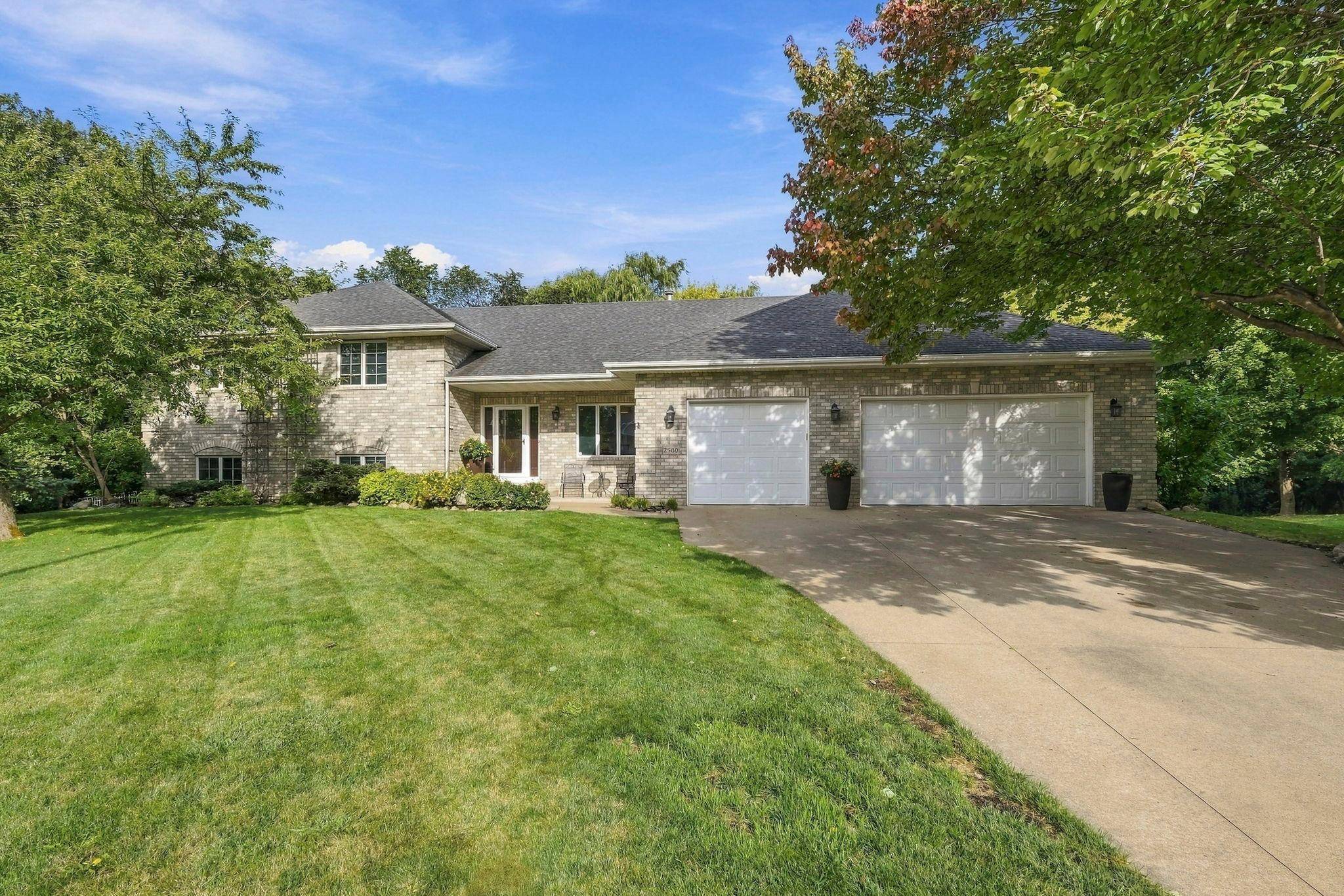 2580 Brinkhaus ST, Chaska, MN 55318