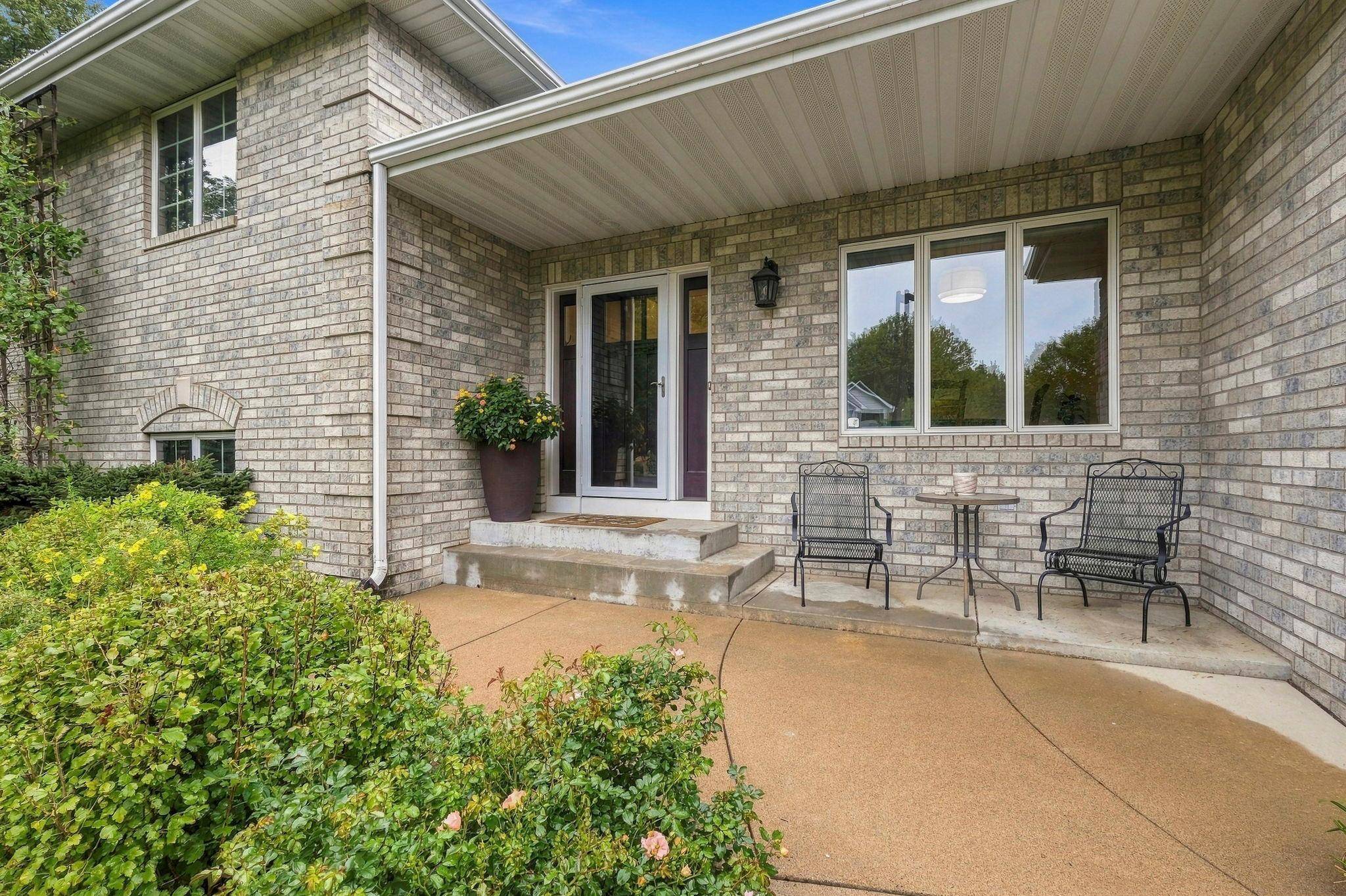 2580 Brinkhaus ST, Chaska, MN 55318
