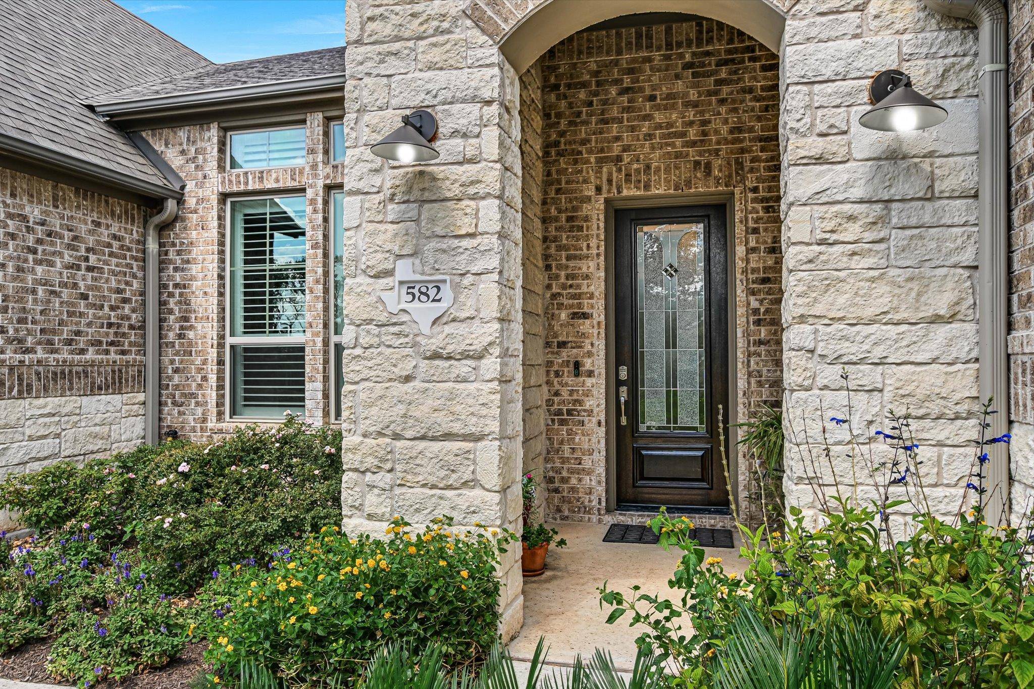 582 Peakside CIR, Dripping Springs, TX 78620