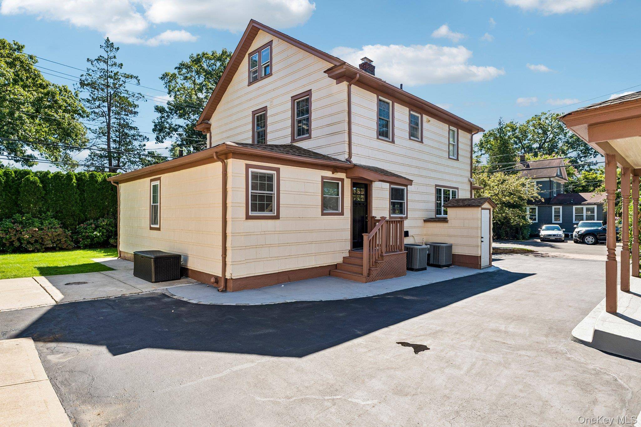 77 Jefferson AVE, Roslyn Heights, NY 11577