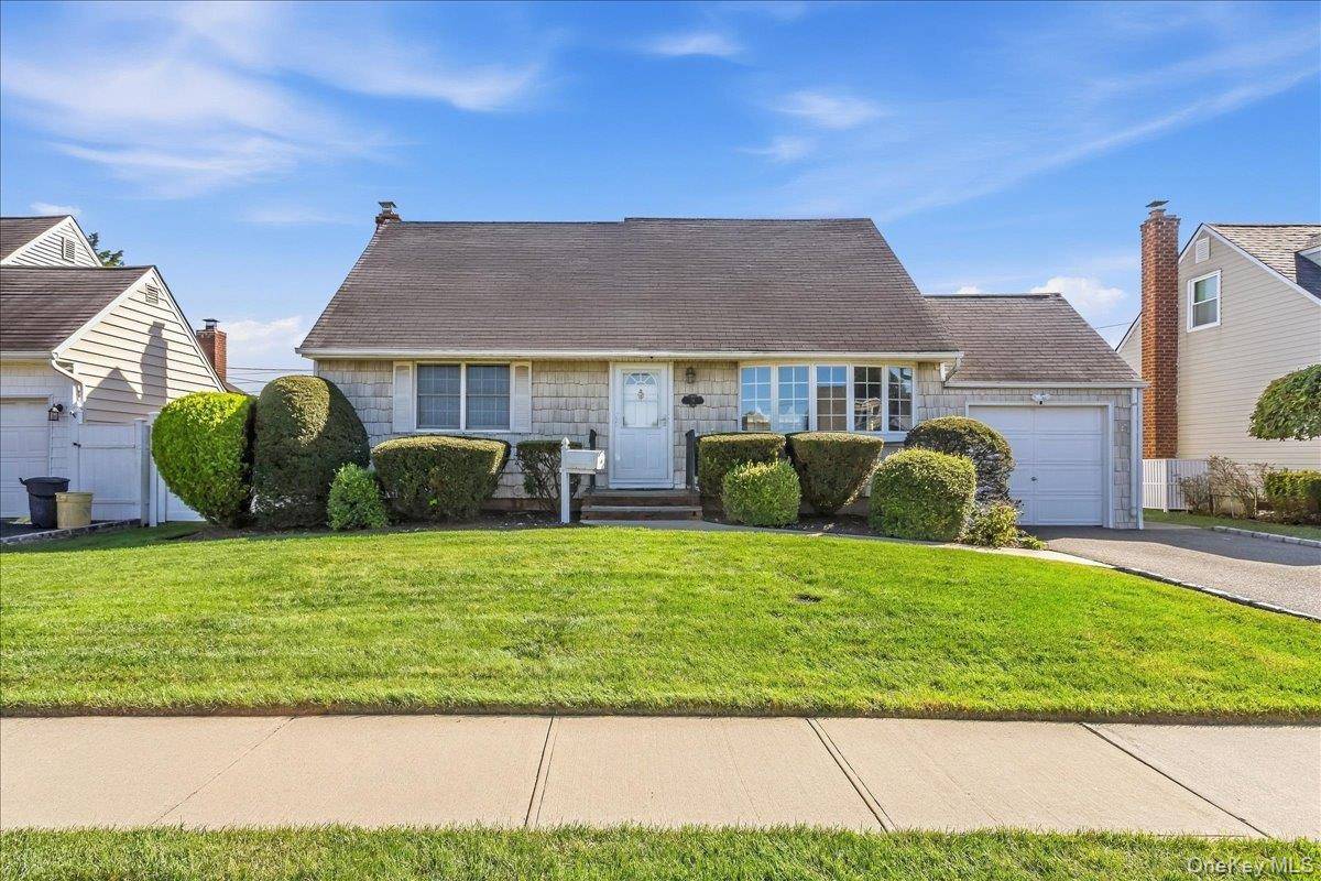 38 Croyden LN, Hicksville, NY 11801