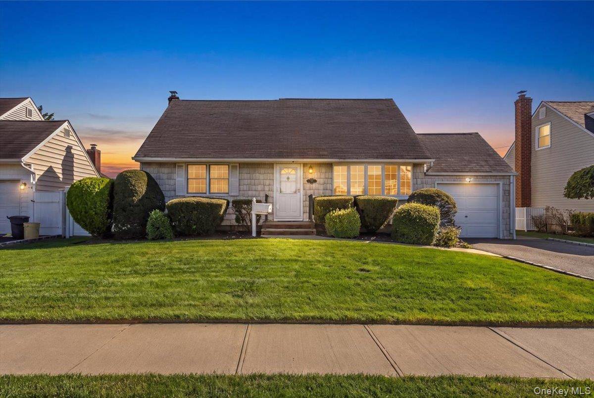 38 Croyden LN, Hicksville, NY 11801