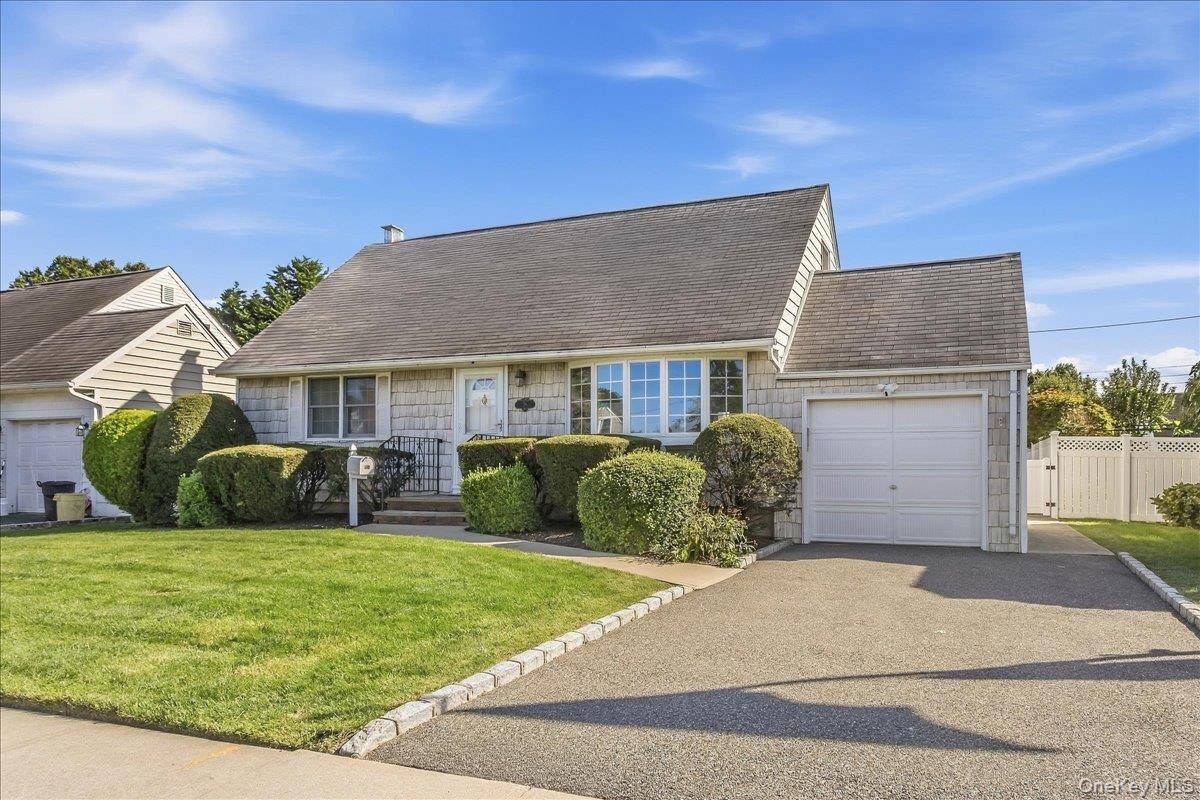 38 Croyden LN, Hicksville, NY 11801