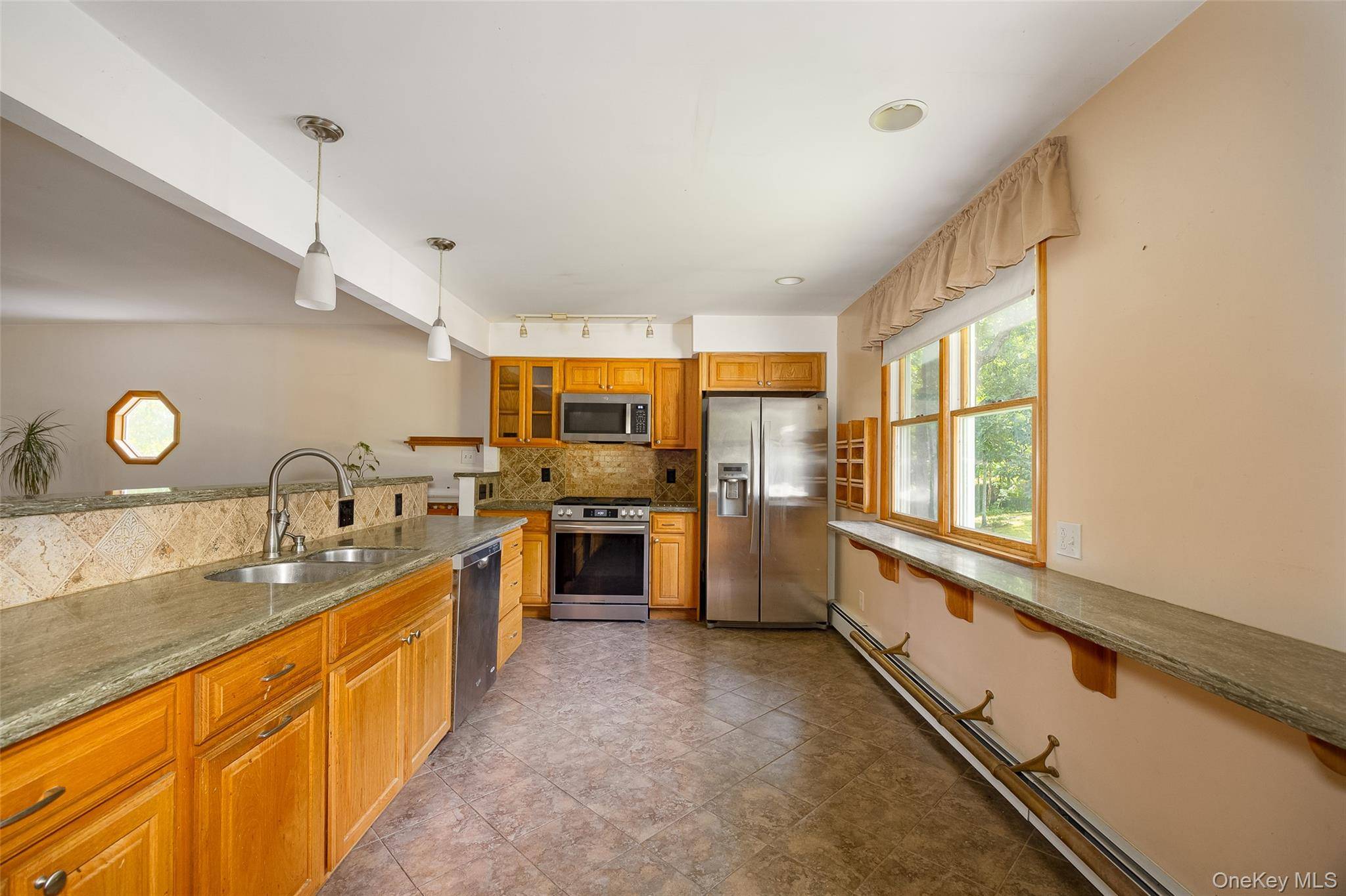 226 Charwill DR, Clinton Corners, NY 12514