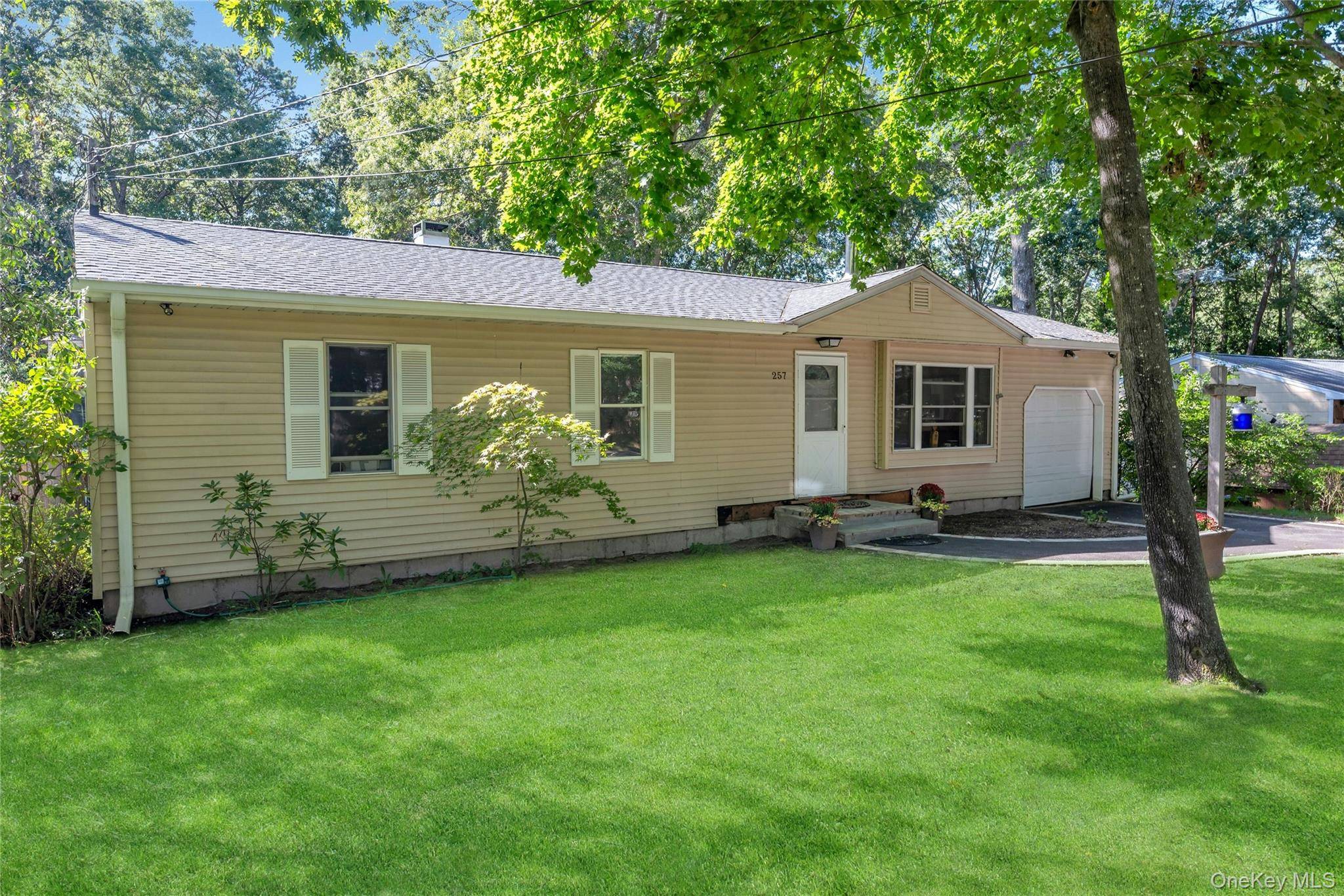 257 Parkway DR, Calverton, NY 11933