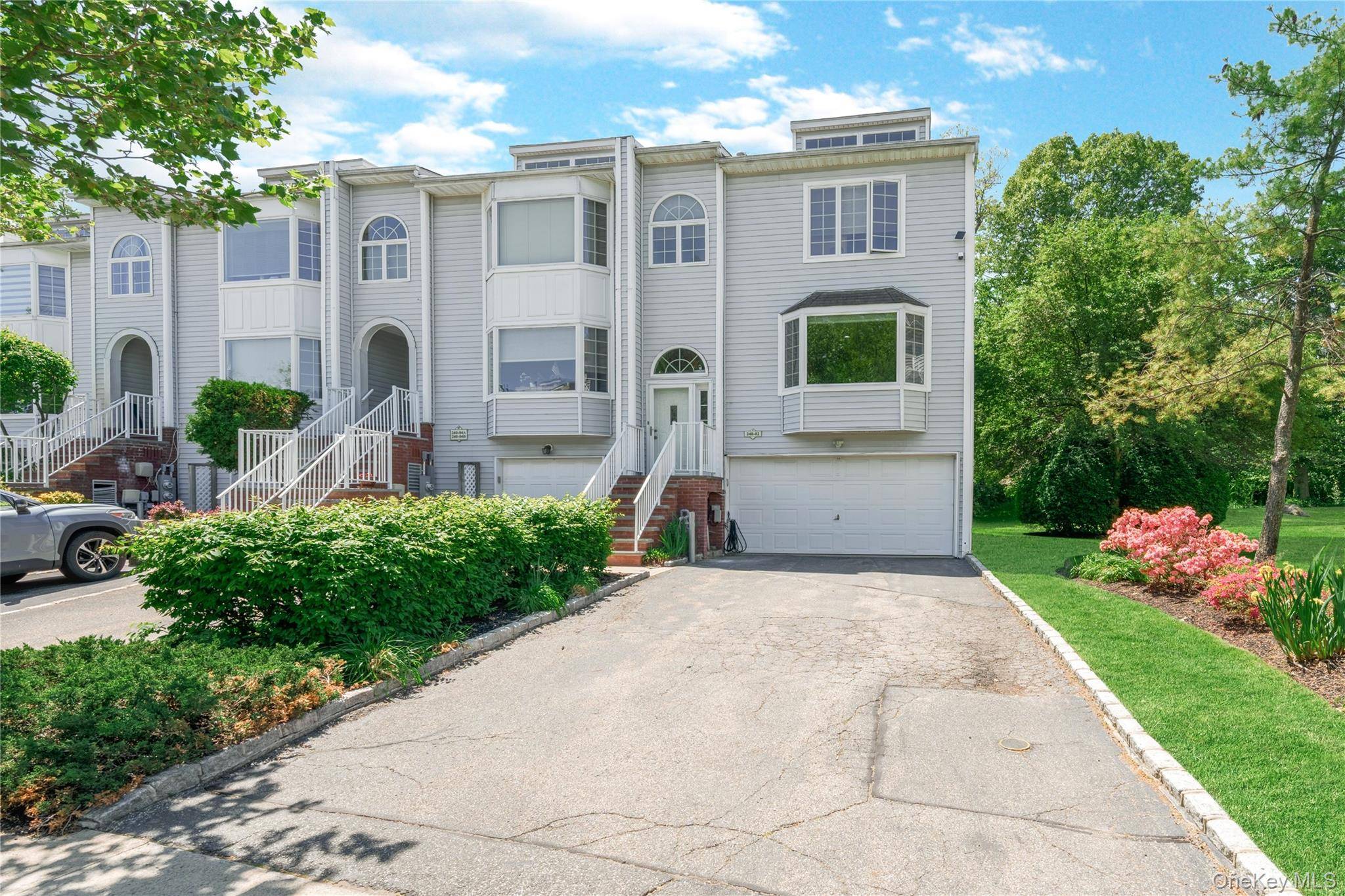 240-02 Oak Park DR #18C, Douglaston, NY 11362