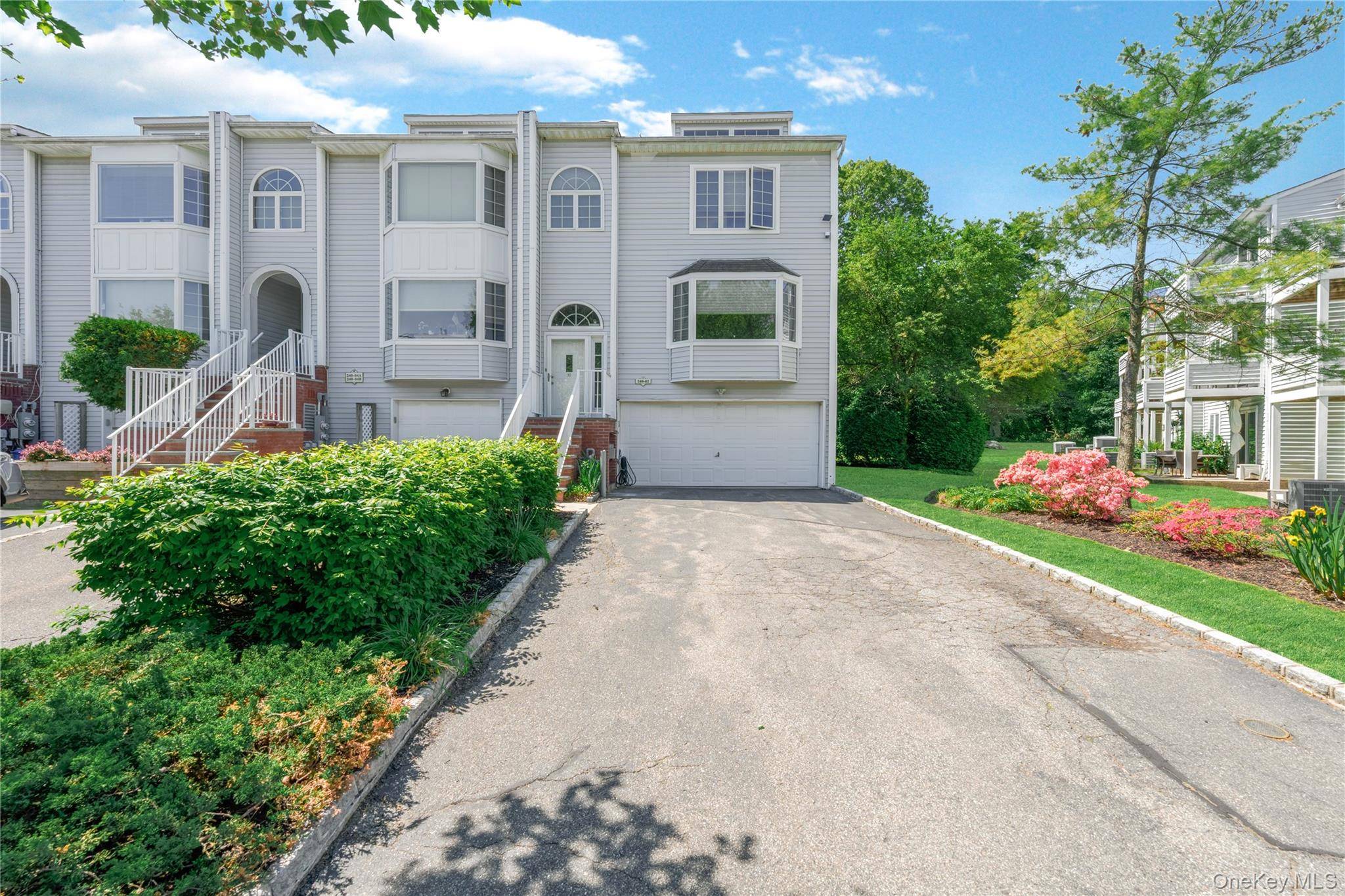 240-02 Oak Park DR #18C, Douglaston, NY 11362