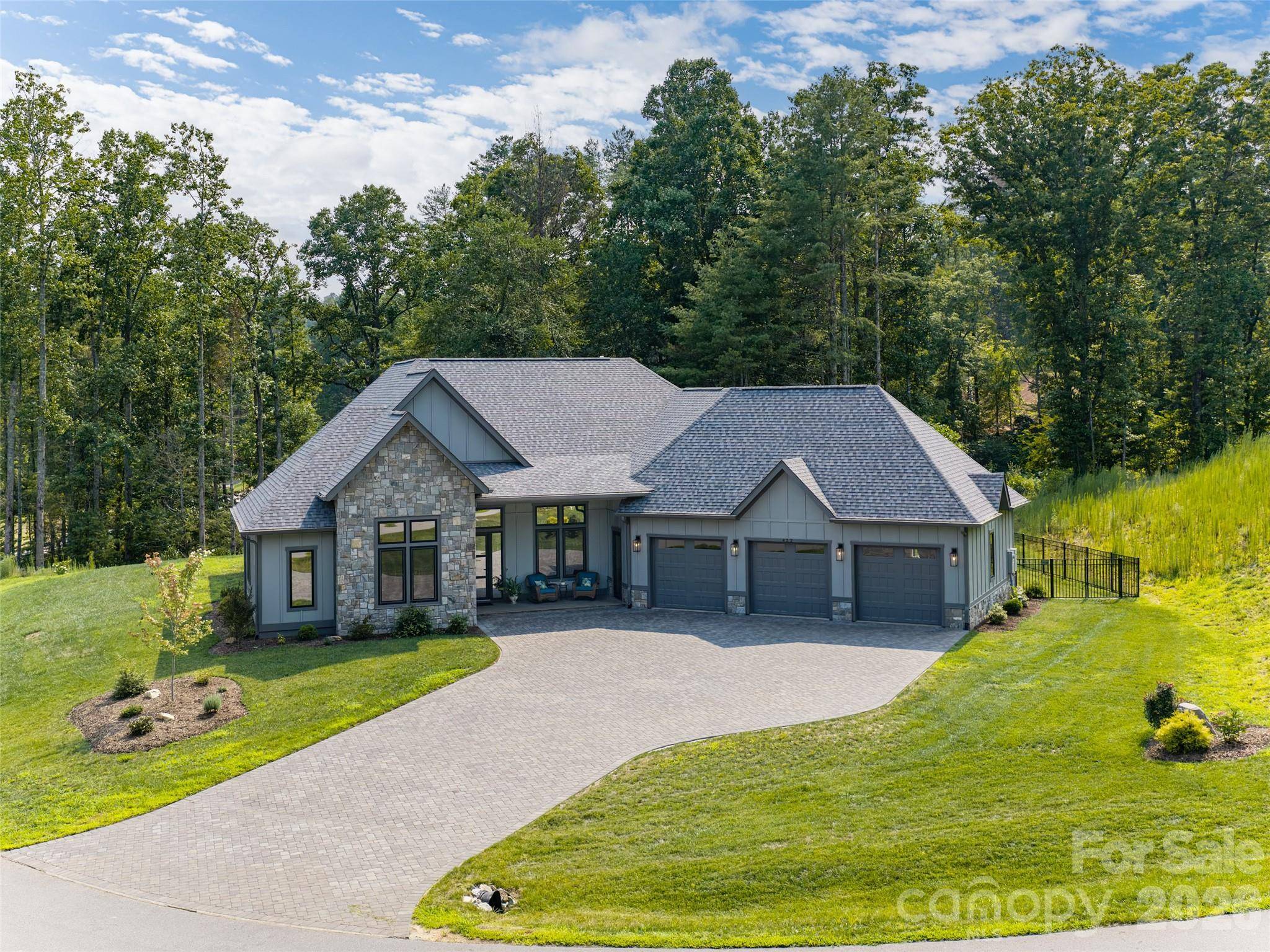 422 Ascension VLY, Horse Shoe, NC 28742
