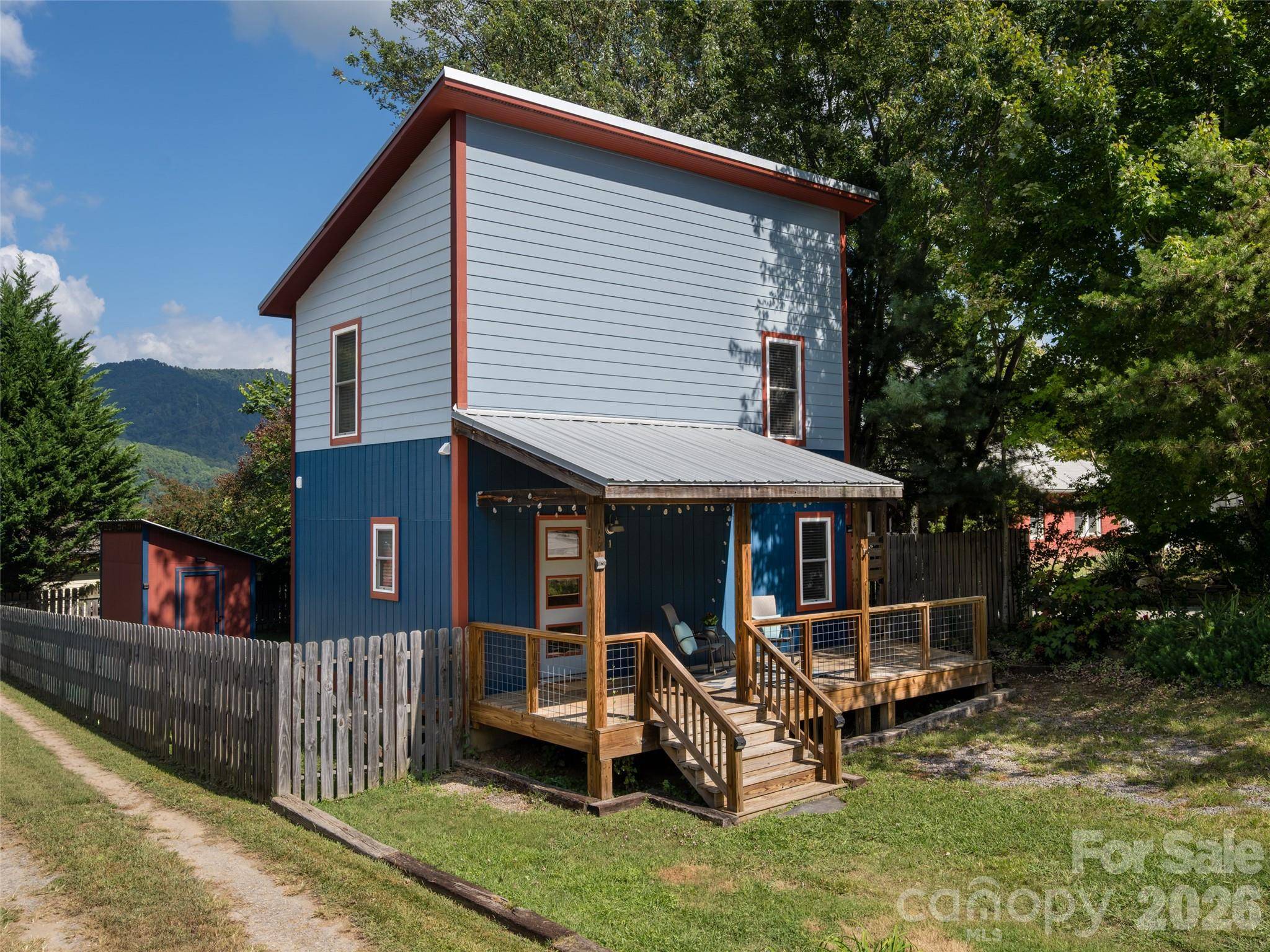 1 Half Moon DR, Swannanoa, NC 28778