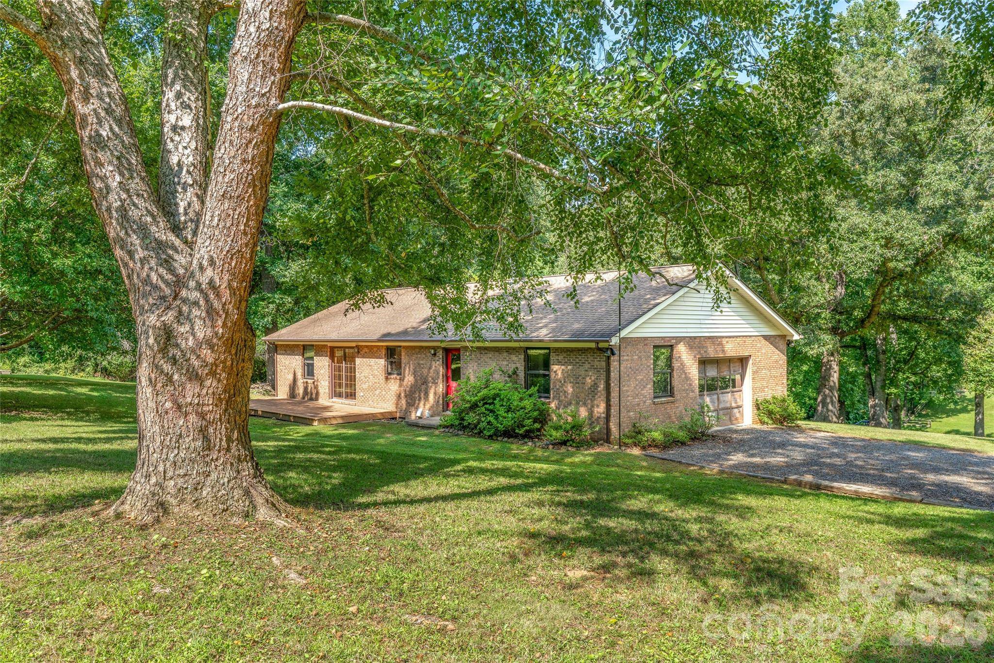 27 Windy Acres DR, Fairview, NC 28730
