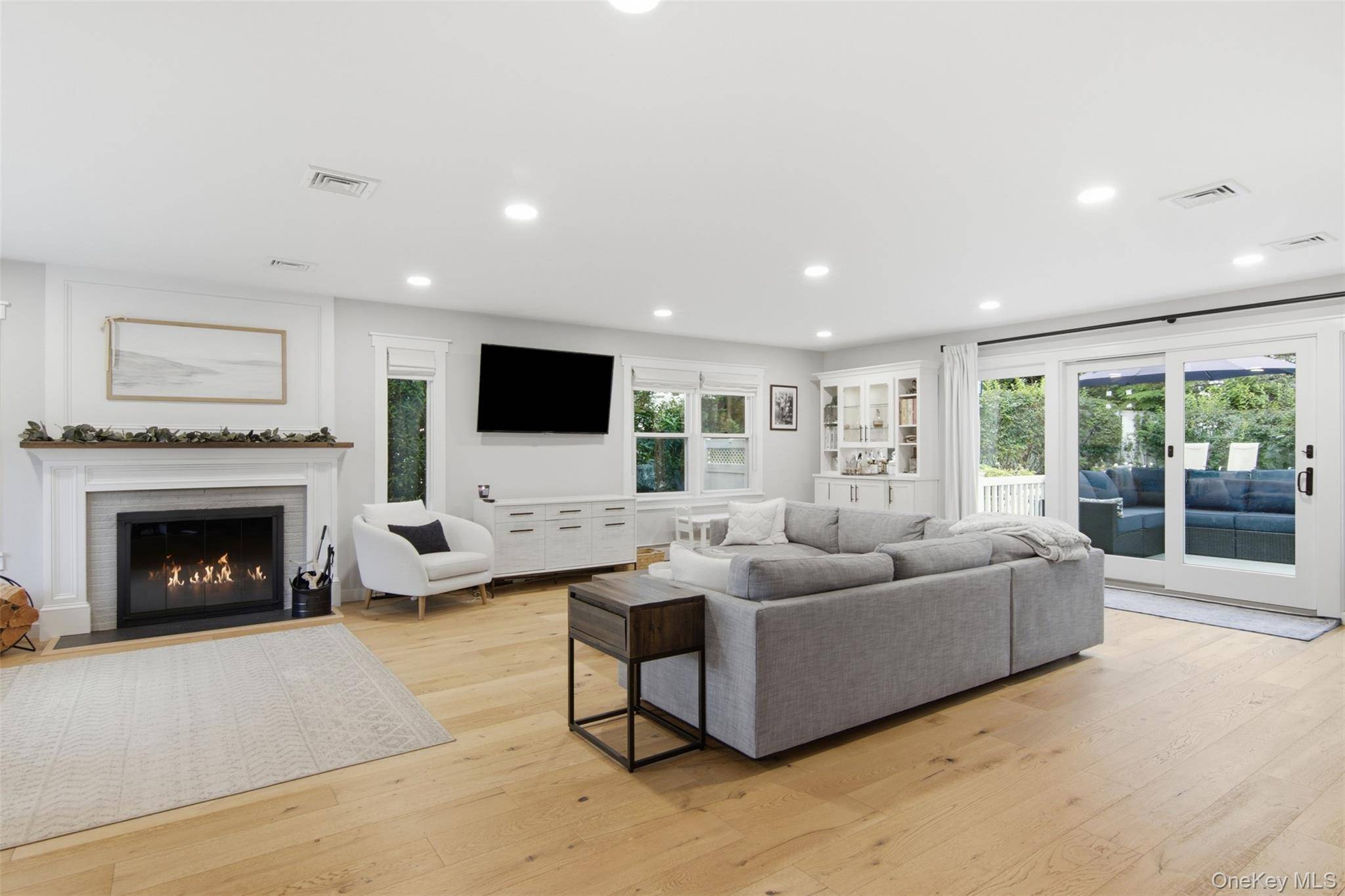 10 Hilltop LN, Oyster Bay, NY 11771