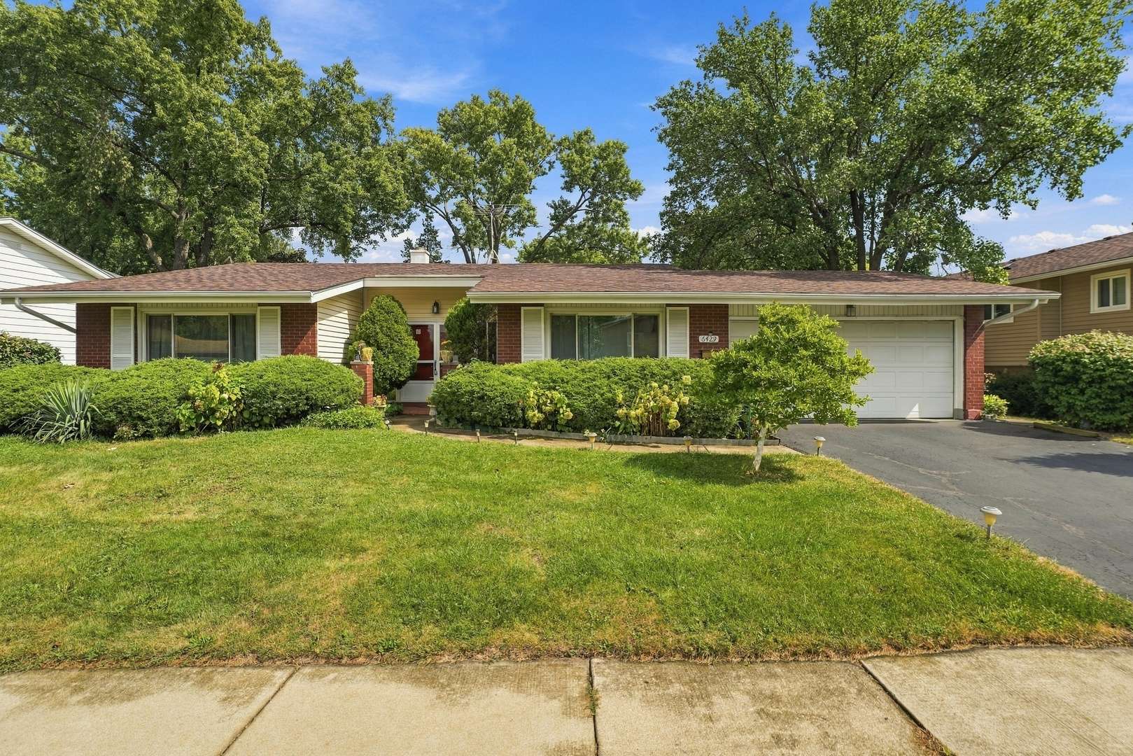 6429 Taylor DR, Woodridge, IL 60517