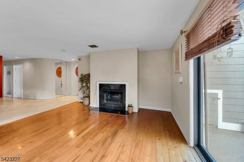 8C Cove Ln, North Bergen Twp., NJ 07047