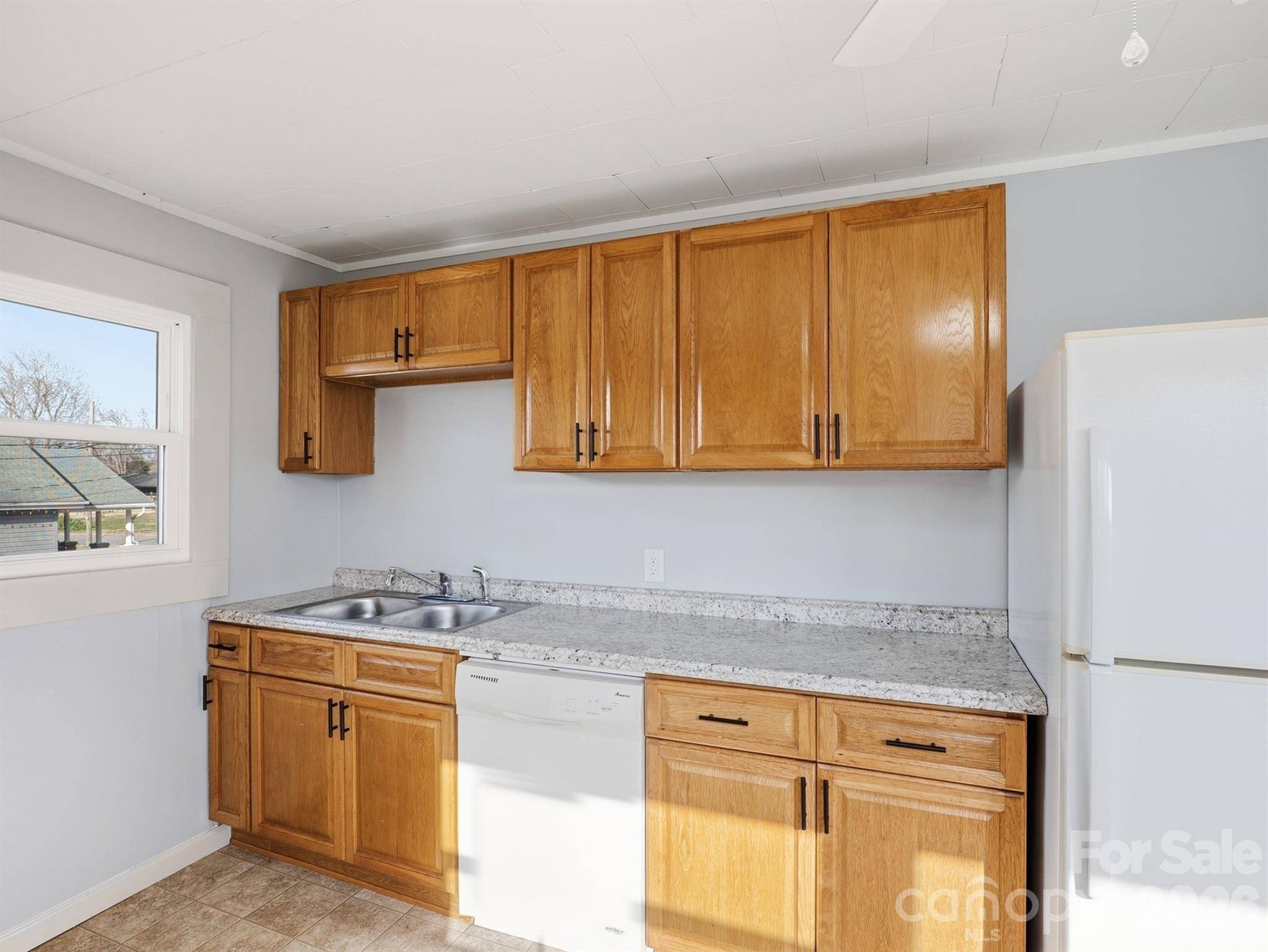 61 27th ST NW, Hickory, NC 28601