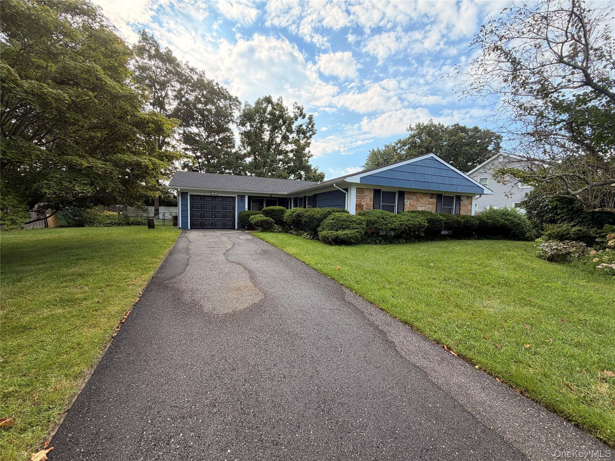 20 Tulip Hill LN, South Setauket, NY 11720